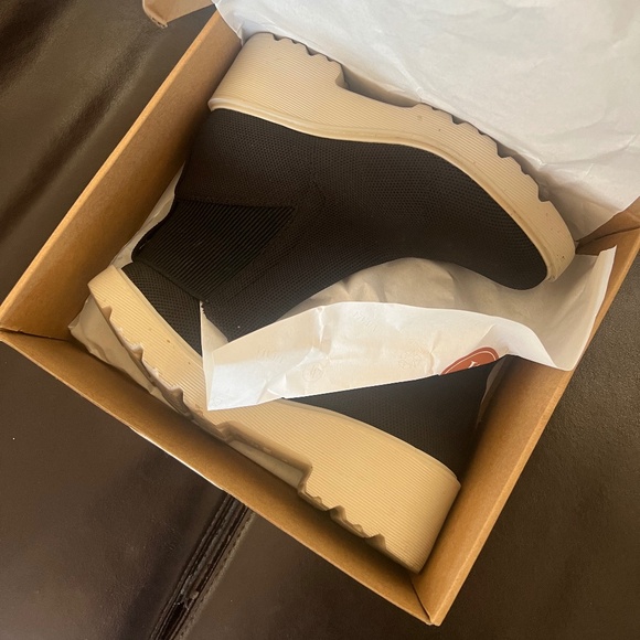 Stylish Black Ankle Boots - Picture 1 of 5